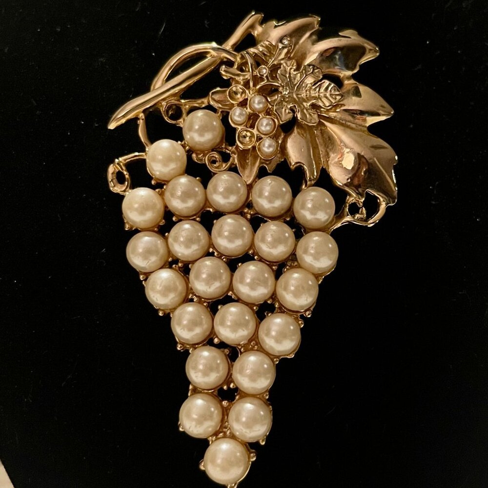 Gold Pearl Grape Cluster Brooch - Classic Women Jewelry - Picture 4 of 8